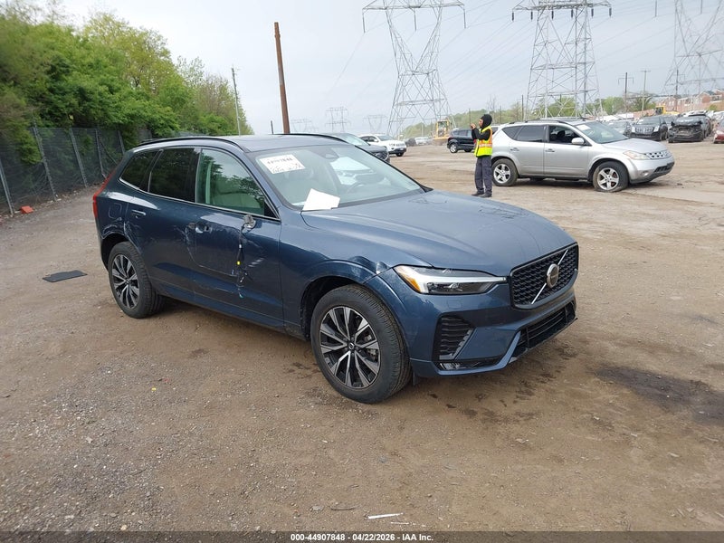 VOLVO XC60 B5 CORE DARK THEME